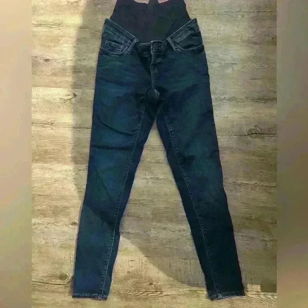 Old Navy super skinny rockstar maternity jeans. Size 6